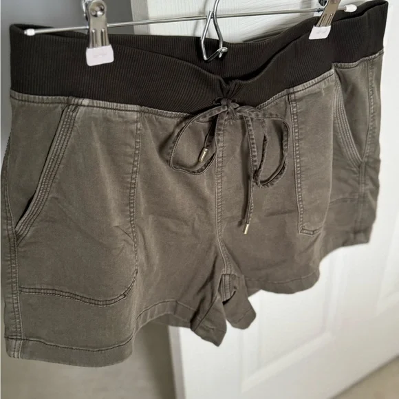 White House Black Market Green shorts size 12 - Picture 4 of 11